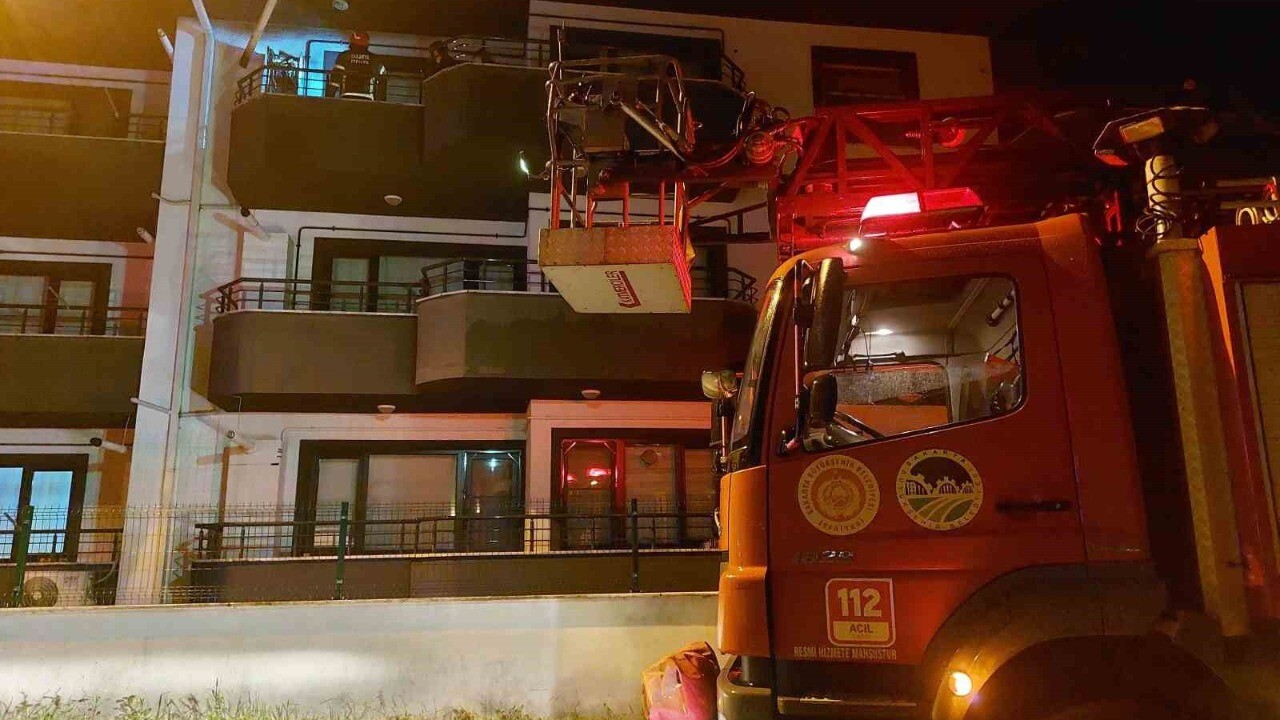 Sakarya'da üç katlı binada yangını itfaiye ekipleri büyümeden önledii